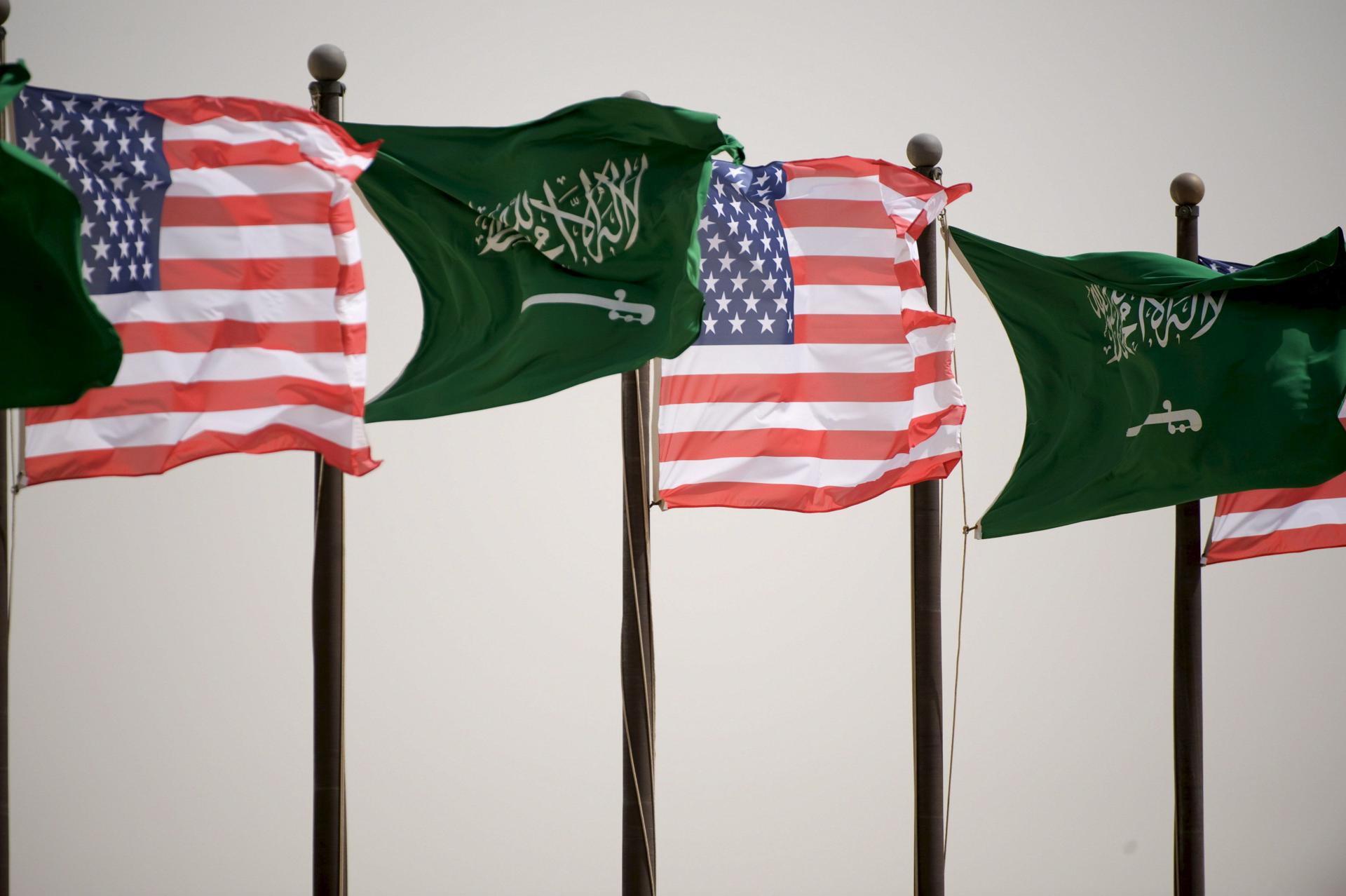 Fotografía de archivo en la que se captó un conjunto de banderas estadounidenses y saudíes, al ondear en el aeropuerto internacional Rey Jalid de Riad (Arabia Saudí). EFE/Matthew Cavanaugh