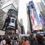 Foto de archivo de empleados de SpaceX aparecen en una pantalla mientras celebran la salida a bolsa de la compañía en el mercado Nasdaq, en Nueva York, Estados Unidos, el 12 de junio de 2026. (Nueva York) EFE/SARAH YENESEL