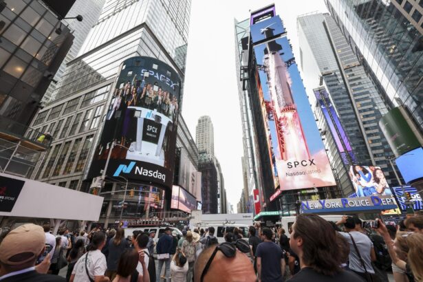 Foto de archivo de empleados de SpaceX aparecen en una pantalla mientras celebran la salida a bolsa de la compañía en el mercado Nasdaq, en Nueva York, Estados Unidos, el 12 de junio de 2026. (Nueva York) EFE/SARAH YENESEL