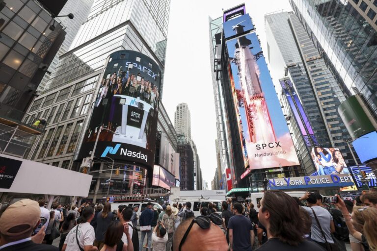 Foto de archivo de empleados de SpaceX aparecen en una pantalla mientras celebran la salida a bolsa de la compañía en el mercado Nasdaq, en Nueva York, Estados Unidos, el 12 de junio de 2026. (Nueva York) EFE/SARAH YENESEL