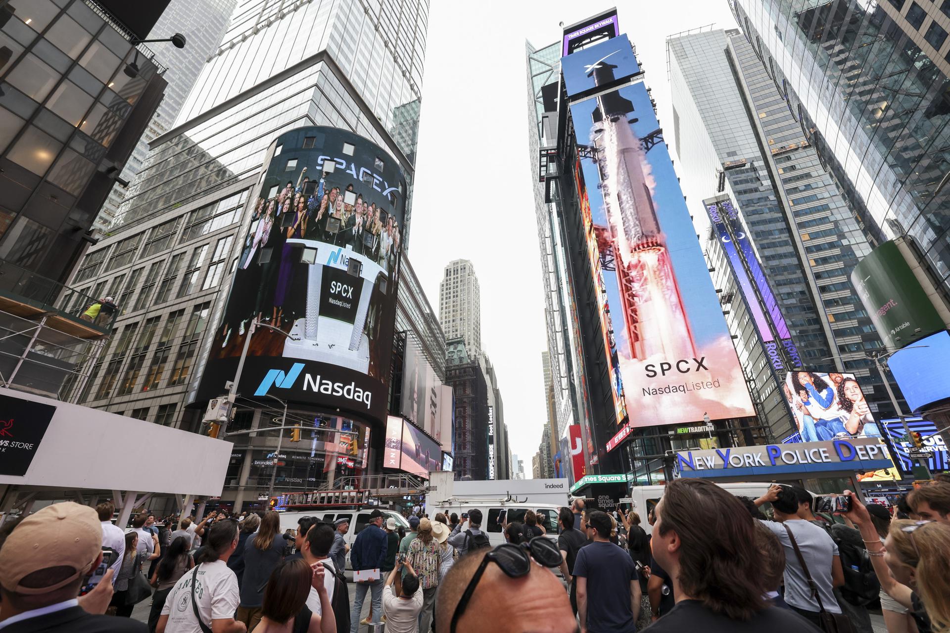 Foto de archivo de empleados de SpaceX aparecen en una pantalla mientras celebran la salida a bolsa de la compañía en el mercado Nasdaq, en Nueva York, Estados Unidos, el 12 de junio de 2026. (Nueva York) EFE/SARAH YENESEL
