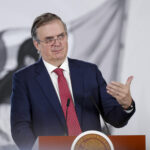 Fotografía de archivo del secretario de Economía, Marcelo Ebrard, hablando en una rueda de prensa en Palacio Nacional en la Ciudad de México (México). EFE/Isaac Esquivel