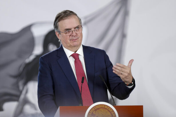 Fotografía de archivo del secretario de Economía, Marcelo Ebrard, hablando en una rueda de prensa en Palacio Nacional en la Ciudad de México (México). EFE/Isaac Esquivel
