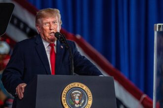 El presidente de Estados Unidos, Donald Trump, fue captado este 27 de octubre, durante un mitin electoral, en Corpus Christi (TX, EE.UU.). EFE/Laura Breett