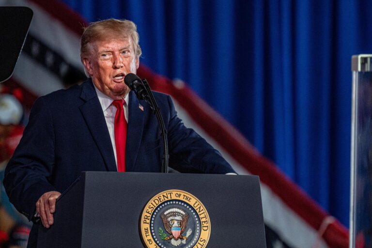 El presidente de Estados Unidos, Donald Trump, fue captado este 27 de octubre, durante un mitin electoral, en Corpus Christi (TX, EE.UU.). EFE/Laura Breett