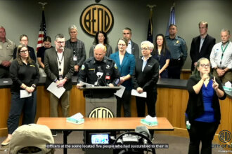 Captura de una transmisión del gobierno de la Ciudad de Bend del jefe de policía de la ciudad Mike Krantz en una rueda de prensa este jueves, donde confirmó que tres niños de cinco, ocho y once años y una maestra murieron en un tiroteo en una escuela primaria. EFE/ @CityofBendOregon