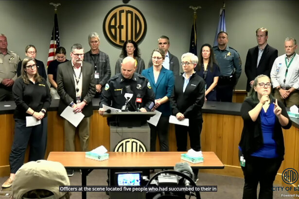 Captura de una transmisión del gobierno de la Ciudad de Bend del jefe de policía de la ciudad Mike Krantz en una rueda de prensa este jueves, donde confirmó que tres niños de cinco, ocho y once años y una maestra murieron en un tiroteo en una escuela primaria. EFE/ @CityofBendOregon