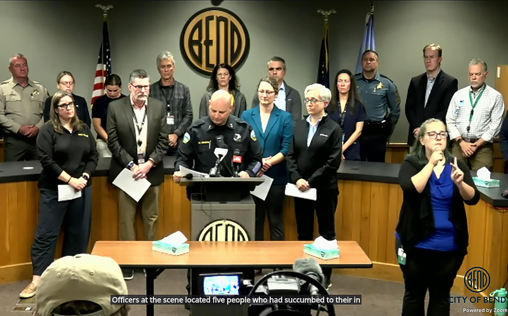 Captura de una transmisión del gobierno de la Ciudad de Bend del jefe de policía de la ciudad Mike Krantz en una rueda de prensa este jueves, donde confirmó que tres niños de cinco, ocho y once años y una maestra murieron en un tiroteo en una escuela primaria. EFE/ @CityofBendOregon