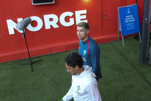 El jugador de Portugal Cristiano Ronaldo (d) en foto de archivo de PAULO NOVAIS. EFE