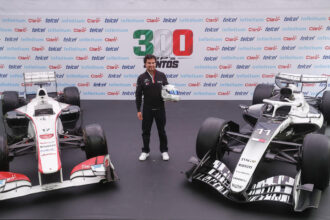 El piloto mexicano Sergio "Checo" Pérez posa durante una rueda de prensa este martes, previo al Gran Premio de México de la Formula 1 que se realizará este fin de semana, en Ciudad de México (México). EFE/ Ísaac Esquivel