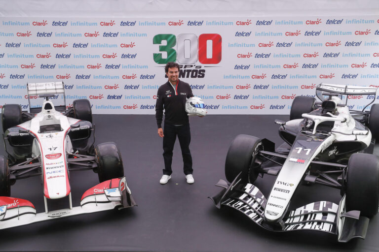 El piloto mexicano Sergio "Checo" Pérez posa durante una rueda de prensa este martes, previo al Gran Premio de México de la Formula 1 que se realizará este fin de semana, en Ciudad de México (México). EFE/ Ísaac Esquivel