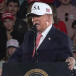 Captura de video de una transmisión del canal en Youtube del partido Republicano del presidente de EE.UU., Donald Trump, durante un acto de campaña este martes, donde pidió el voto en la búsqueda de mantener control del Senado en Greenville, en el estado clave de Carolina del Norte (EE.UU.). EFE/ @Republicans /SOLO USO EDITORIAL/ SOLO DISPONIBLE PARA ILUSTRAR LA NOTICIA QUE ACOMPAÑA (CRÉDITO OBLIGATORIO)