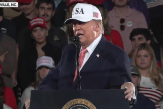 Captura de video de una transmisión del canal en Youtube del partido Republicano del presidente de EE.UU., Donald Trump, durante un acto de campaña este martes, donde pidió el voto en la búsqueda de mantener control del Senado en Greenville, en el estado clave de Carolina del Norte (EE.UU.). EFE/ @Republicans /SOLO USO EDITORIAL/ SOLO DISPONIBLE PARA ILUSTRAR LA NOTICIA QUE ACOMPAÑA (CRÉDITO OBLIGATORIO)