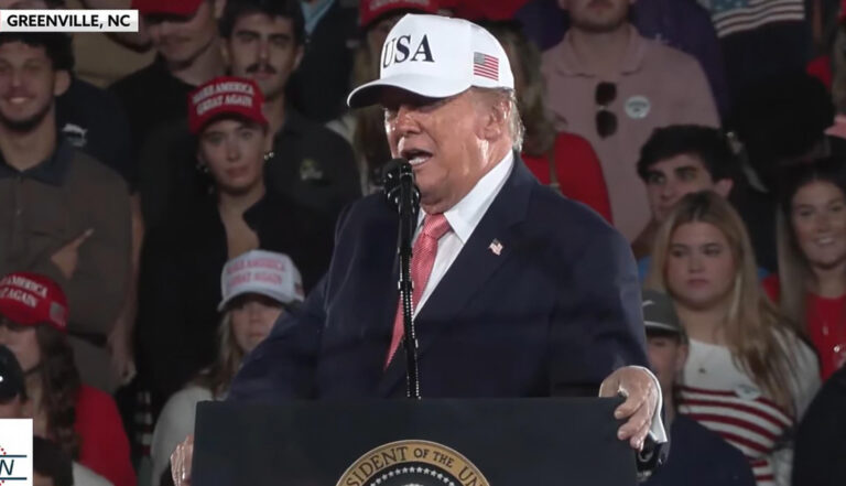 Captura de video de una transmisión del canal en Youtube del partido Republicano del presidente de EE.UU., Donald Trump, durante un acto de campaña este martes, donde pidió el voto en la búsqueda de mantener control del Senado en Greenville, en el estado clave de Carolina del Norte (EE.UU.). EFE/ @Republicans /SOLO USO EDITORIAL/ SOLO DISPONIBLE PARA ILUSTRAR LA NOTICIA QUE ACOMPAÑA (CRÉDITO OBLIGATORIO)