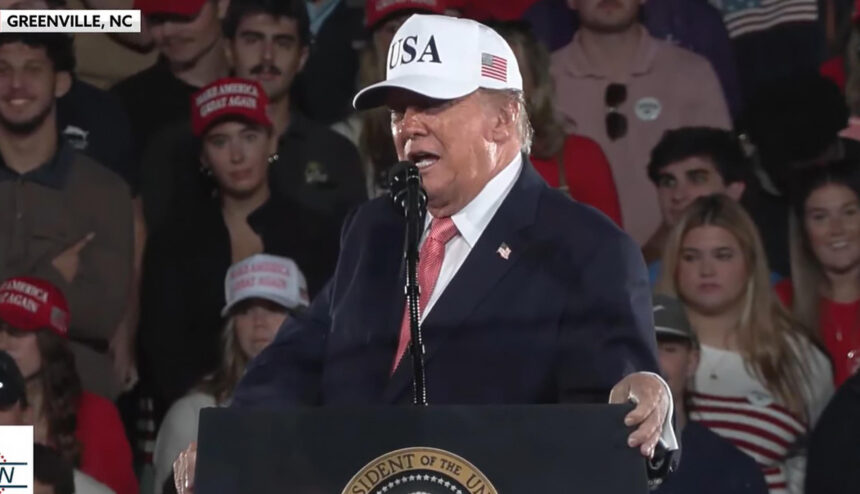 Captura de video de una transmisión del canal en Youtube del partido Republicano del presidente de EE.UU., Donald Trump, durante un acto de campaña este martes, donde pidió el voto en la búsqueda de mantener control del Senado en Greenville, en el estado clave de Carolina del Norte (EE.UU.). EFE/ @Republicans /SOLO USO EDITORIAL/ SOLO DISPONIBLE PARA ILUSTRAR LA NOTICIA QUE ACOMPAÑA (CRÉDITO OBLIGATORIO)