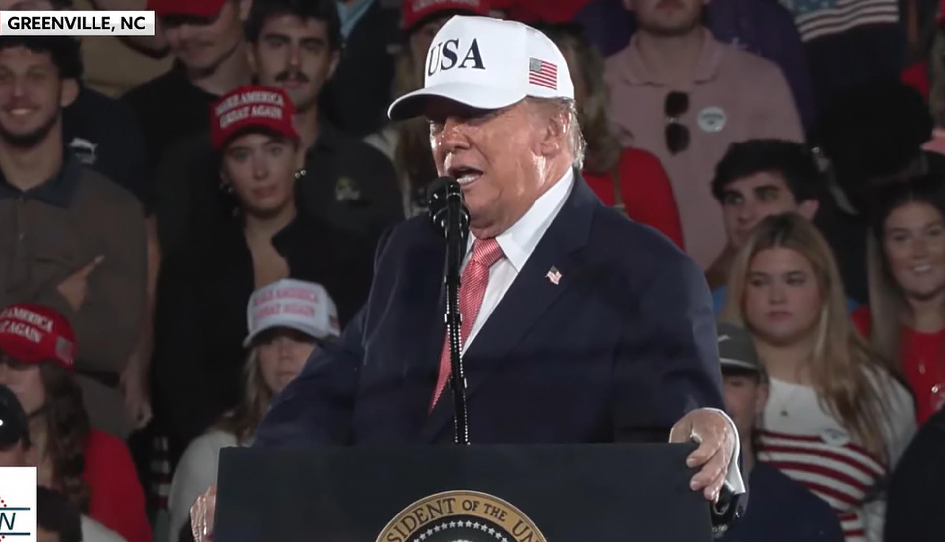 Captura de video de una transmisión del canal en Youtube del partido Republicano del presidente de EE.UU., Donald Trump, durante un acto de campaña este martes, donde pidió el voto en la búsqueda de mantener control del Senado en Greenville, en el estado clave de Carolina del Norte (EE.UU.). EFE/ @Republicans /SOLO USO EDITORIAL/ SOLO DISPONIBLE PARA ILUSTRAR LA NOTICIA QUE ACOMPAÑA (CRÉDITO OBLIGATORIO)