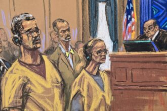 Fotografía de un dibujo realizado por la artista Jane Rosenberg que muestra al depuesto presidente venezolano Nicolás Maduro y su esposa, Cilia Flores, escuchando al juez federal Alvin Hellerstein (d), durante una audiencia celebrada en un tribunal federal en Nueva York (EE.UU.). EFE/Jane Rosenberg