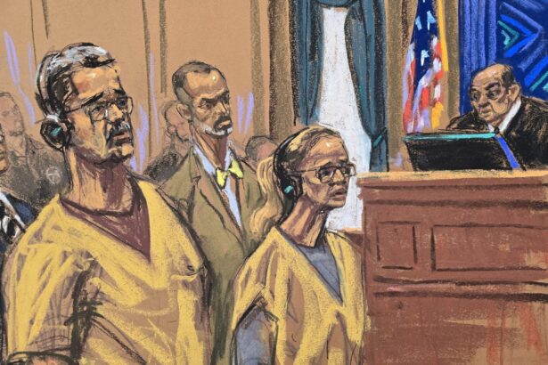 Fotografía de un dibujo realizado por la artista Jane Rosenberg que muestra al depuesto presidente venezolano Nicolás Maduro y su esposa, Cilia Flores, escuchando al juez federal Alvin Hellerstein (d), durante una audiencia celebrada en un tribunal federal en Nueva York (EE.UU.). EFE/Jane Rosenberg