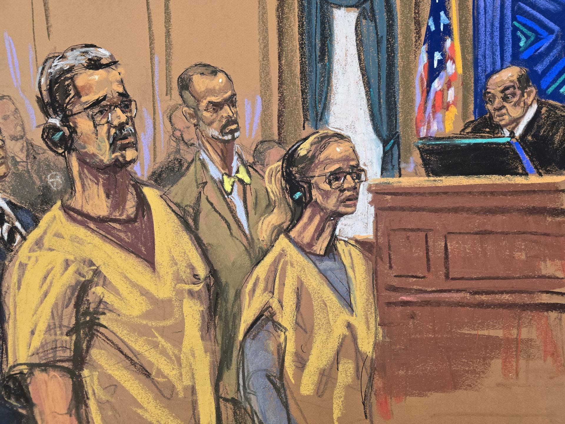 Fotografía de un dibujo realizado por la artista Jane Rosenberg que muestra al depuesto presidente venezolano Nicolás Maduro y su esposa, Cilia Flores, escuchando al juez federal Alvin Hellerstein (d), durante una audiencia celebrada en un tribunal federal en Nueva York (EE.UU.). EFE/Jane Rosenberg