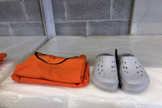 Fotografía que muestra un uniforme este miércoles, en el Centro de Alta Contención de Crimen Organizad, en Alajuela (Costa Rica). EFE/ Douglas Marín