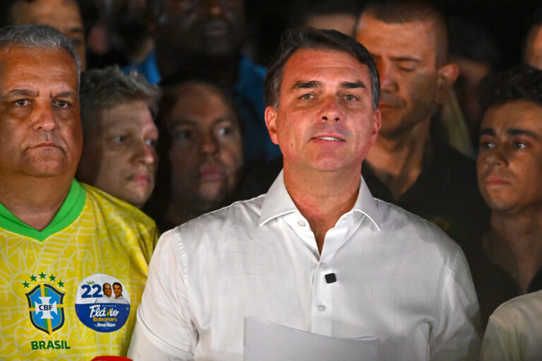 El excandidato presidencial Flavio Bolsonaro habla en una rueda de prensa en el barrio Lago Sul, en Brasilia (Brasil). EFE/ Andre Borges