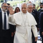 Fotografía del papa León XIV (C) llegando al Hospital Universitario Agostino Gemelli de Roma, Italia. EFE/Angelo Carconi