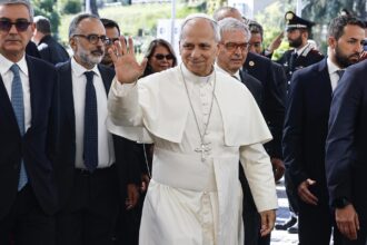 Fotografía del papa León XIV (C) llegando al Hospital Universitario Agostino Gemelli de Roma, Italia. EFE/Angelo Carconi