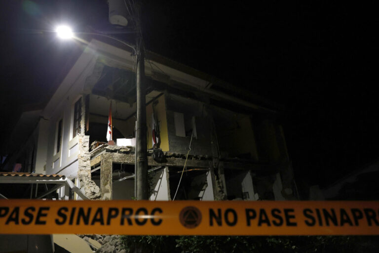 Vista general de una edificación afectada por el terremoto de magnitud 7,7 que sacudió este 9 de octubre a Panamá, en la población de Penonomé. EFE/Bienvenido Velasco