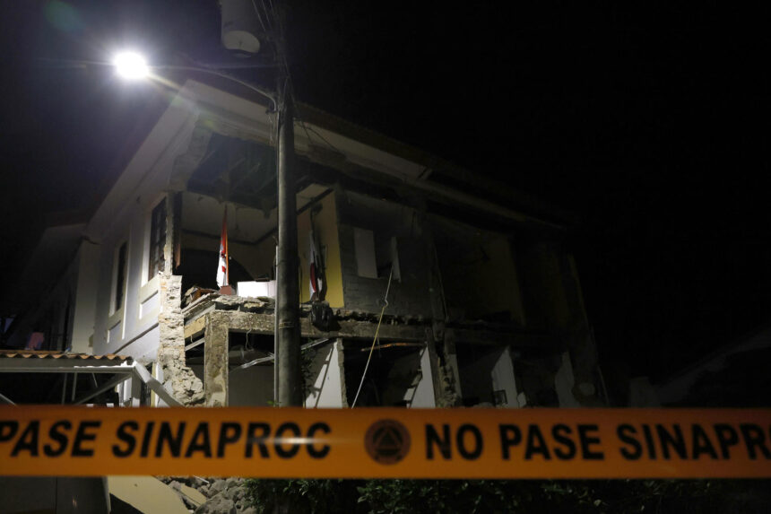 Vista general de una edificación afectada por el terremoto de magnitud 7,7 que sacudió este 9 de octubre a Panamá, en la población de Penonomé. EFE/Bienvenido Velasco
