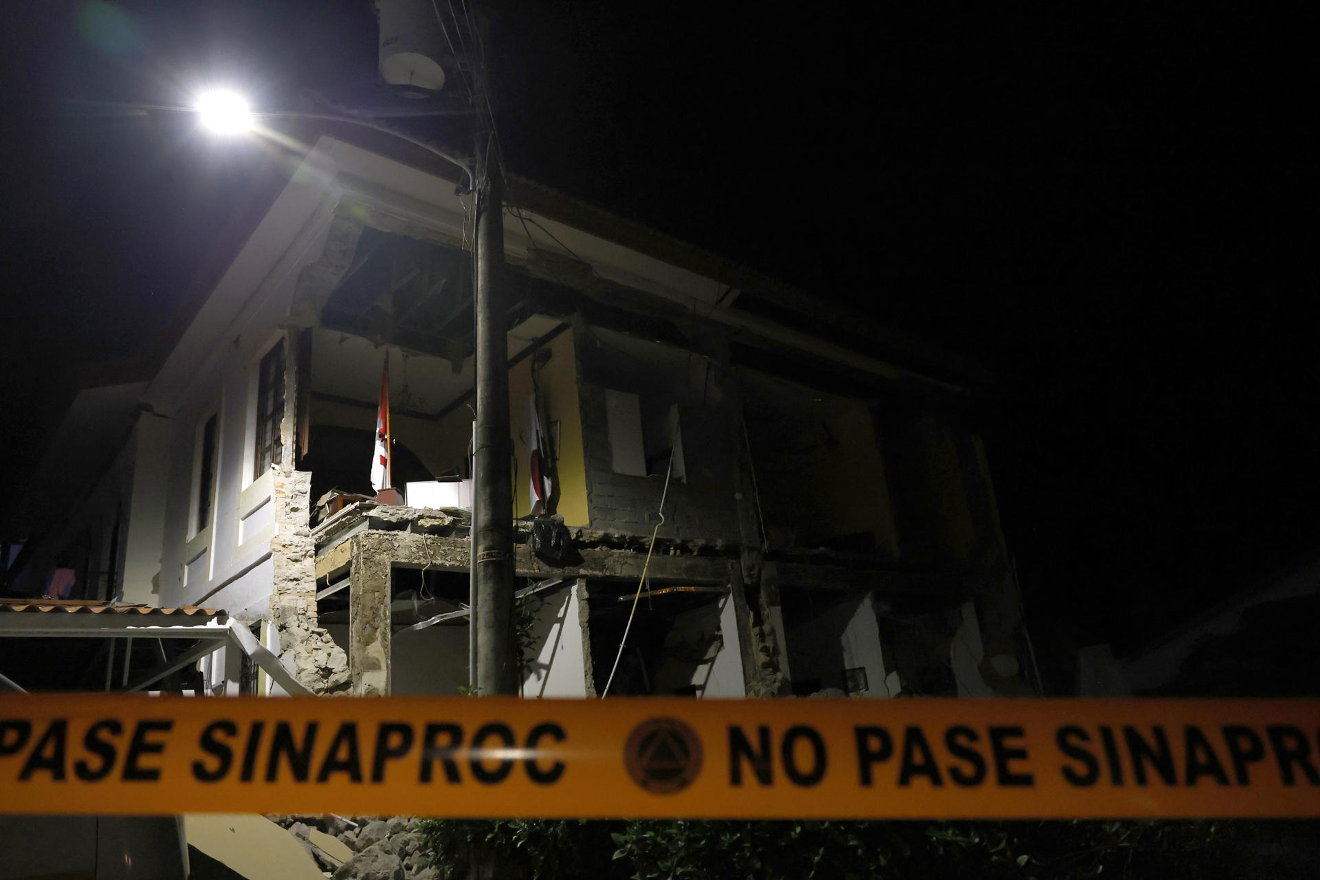 Vista general de una edificación afectada por el terremoto de magnitud 7,7 que sacudió este 9 de octubre a Panamá, en la población de Penonomé. EFE/Bienvenido Velasco