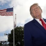 El presidente de Estados Unidos, Donald Trump, fue captado este 16 de octubre, al atender a la prensa, al salir de la Casa Blanca, en Washington DC (EE.UU.). EFE/Yuri Gripas/Pool
