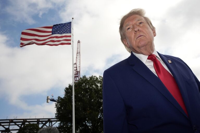 El presidente de Estados Unidos, Donald Trump, fue captado este 16 de octubre, al atender a la prensa, al salir de la Casa Blanca, en Washington DC (EE.UU.). EFE/Yuri Gripas/Pool